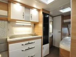 Hobby De Luxe 460 UFe Caravan -Wildernis Kampeer Winkel hobby 460 ufe dl koelkast dicht ecommerce 5e67